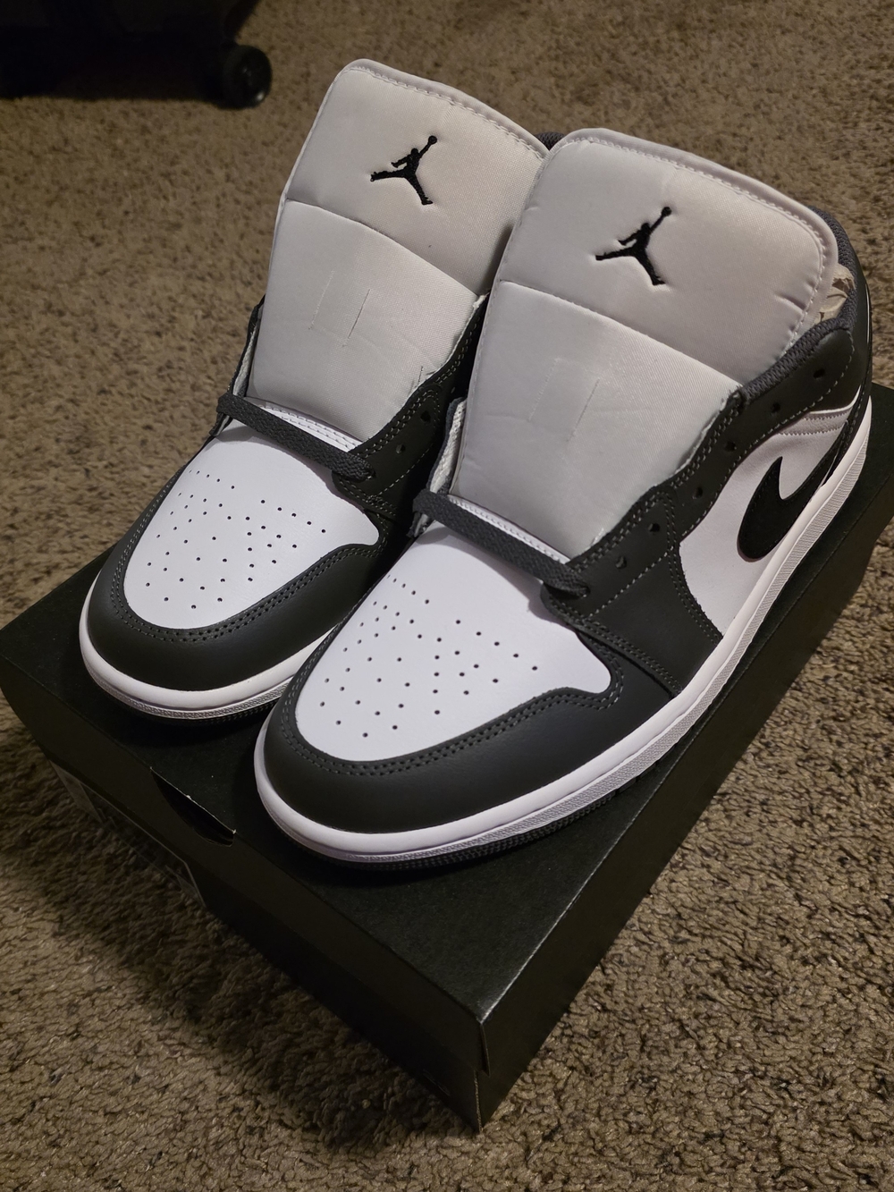 Nike Air Jordan 1 Low - White / Dark Gray